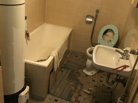 Badsanierung – Altes Badezimmer