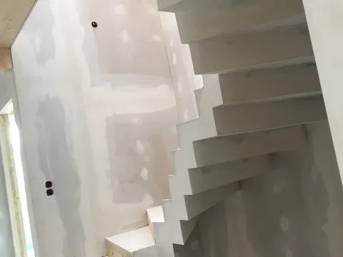 Treppenverkleidung – Holztreppe Malerfertig Gespachtelt 3