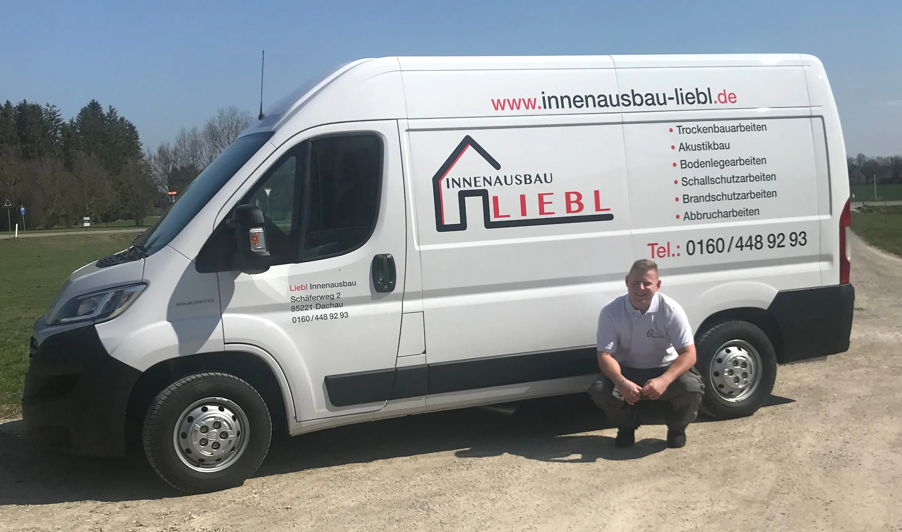 Martin Liebl mit dem Firmenfahrzeug von Innenausbau Liebl